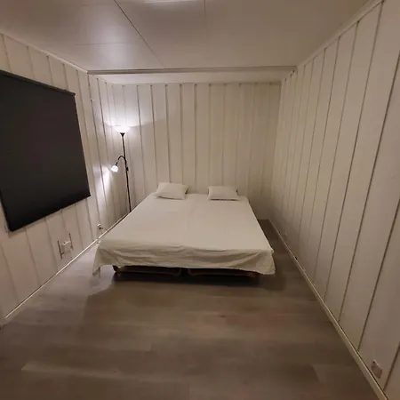 6 Bedrooms, 8 Guest In Kjeller - 5mins From Station, 3 Mins To Oslomet * リレストロム