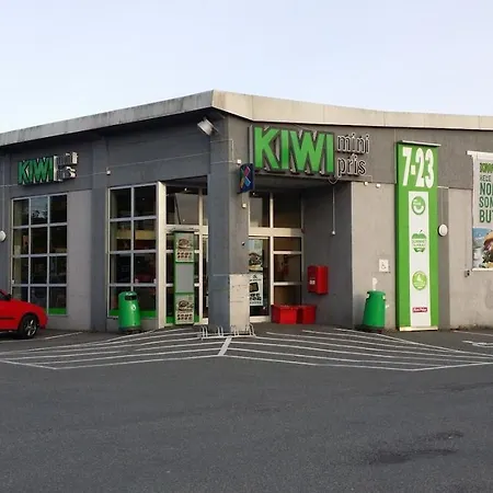 6 Bedrooms, 8 Guest In Kjeller - 5mins From Station, 3 Mins To Oslomet