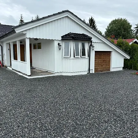 6 Bedrooms, 8 Guest In Kjeller - 5mins From Station, 3 Mins To Oslomet Apartment Lillestrom